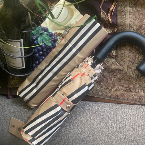 Burberry Accessories - Auth.BURBERRY Signature Stripe J handle umbrella